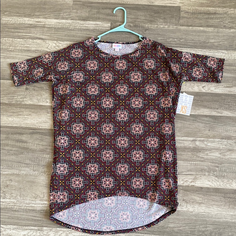 ❤️ 3/$15 Geometric Gold and Blue Short Sleeve Tee C - Picture 2 of 4